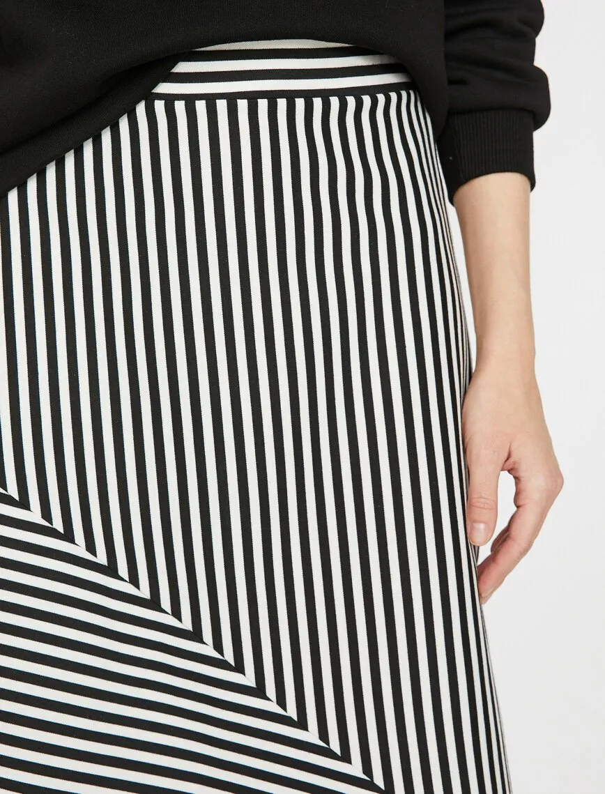 11899 Black Striped Midi Skirt