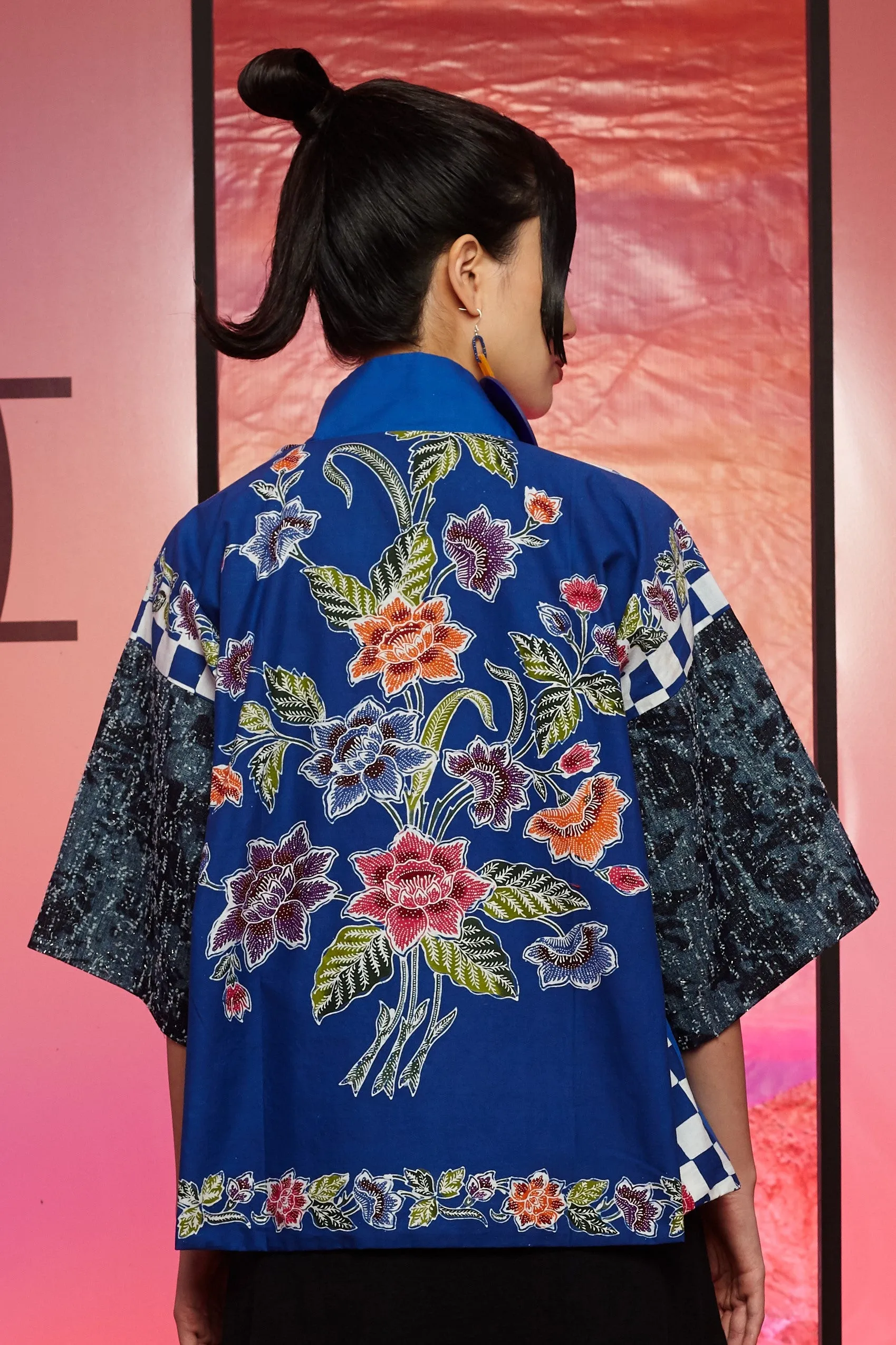 DENIM AND ORANGE FLORAL BATIK WITH REVERSIBLE BLUE COTTON - REVERSIBLE BOXY JACKET WITH LAPEL - BLUE