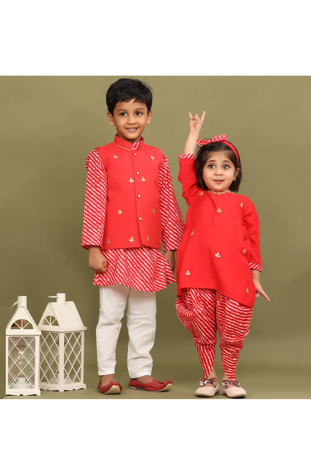 Red leheriya kurta with white churidar and jacket