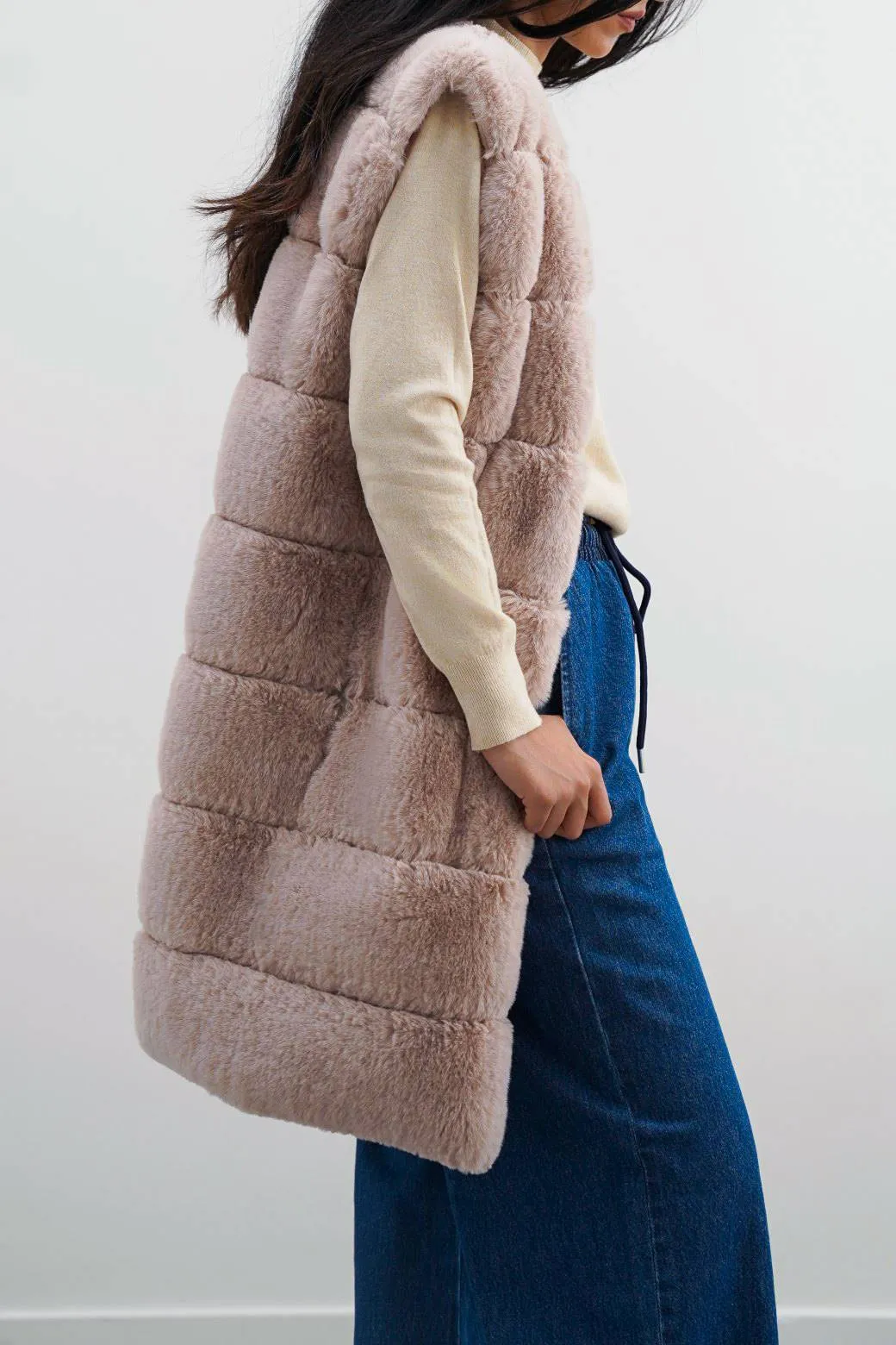 SLEEVELESS FUR COAT