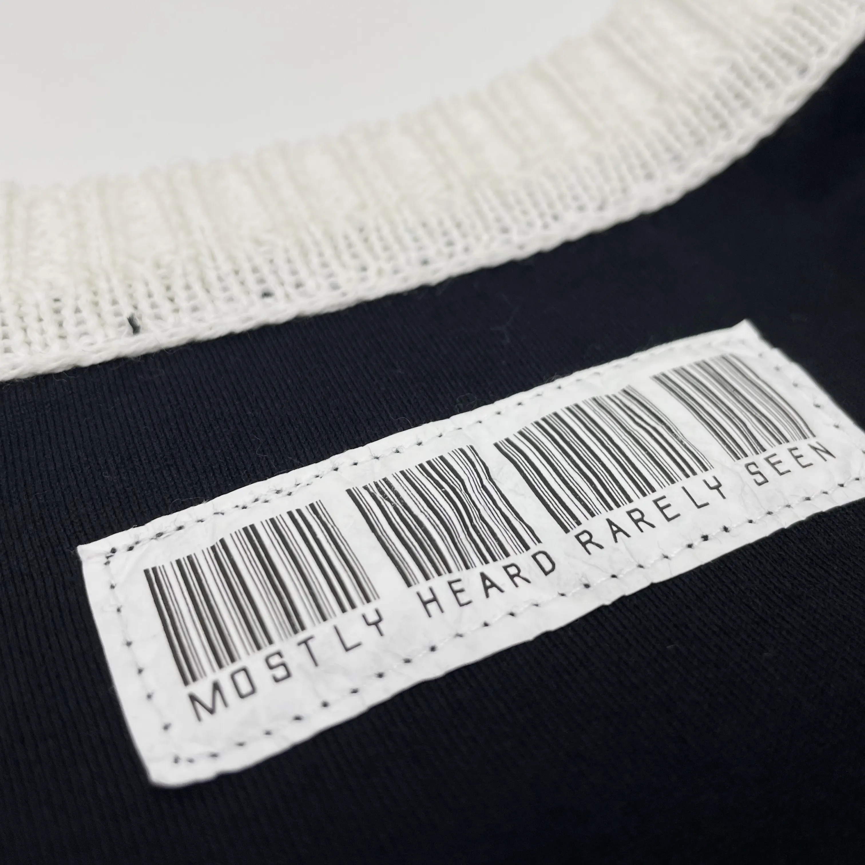 SWEATER COLLAR BRANDED TEE